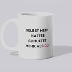 Mein Kaffee schuftet mehr als du Becher